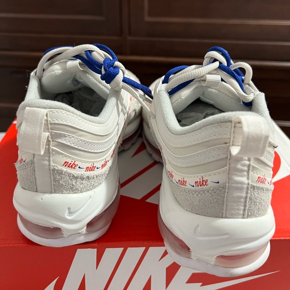 W AIR MAX 97 SE
LIGHT BONE/UNIVERSITY RED
OS CLAIR/UNIVERSITE ROUGE - Picture 7 of 9